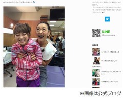 鈴木奈々が&ldquo;貧乳&rdquo;揉まれる、白目のみかんに背後から抱きつかれ&hellip;。