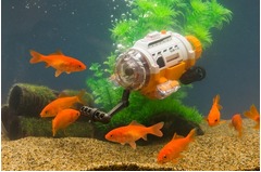 水中撮影ができる潜水艦カメラ、エサ入れアームやヘッドライトも。