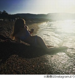 リプニツカヤの美しき水着姿、ビーチに横たわるセクシーな一枚。