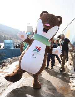 しっぽで歩く「ミロ」＝オコジョのマスコット〔パラリンピック〕