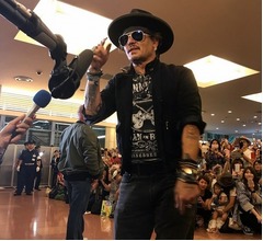 深夜の&ldquo;ジョニー・デップお出迎え&rdquo;に1000人