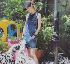 高岡早紀&ldquo;ノースリーブ&times;膝上丈スカート&rdquo;美しく白い肌際立つ姿に反響