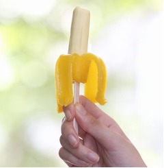 バナナのように皮剥けるアイス、形状バナナなのに味はバナナに非ず。