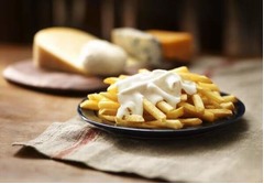 マックポテトにチーズたっぷり、濃厚クアトロチーズソースの新メニュー。