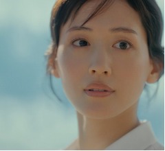 砂丘を歩き続ける綾瀬はるか、松下洸平に出会う&hellip;ユニクロ「エアリズム」新CM