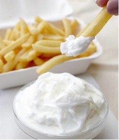 熱々ポテトに冷々ヨーグルトを、フローズンヨーグルト専門店の限定品。