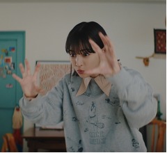 突然&ldquo;念力&rdquo;の超能力が発現&hellip;目覚めた広瀬すず、花瓶を空中に浮かし操る