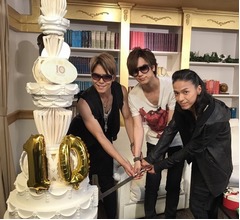 BREAKERZの10周年お祝い、3人で&ldquo;ケーキ入刀&rdquo;