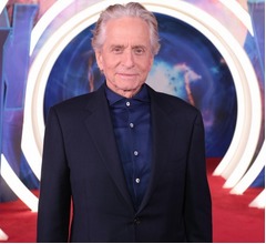 マイケル・ダグラスとスカーレット・ヨハンソン、&ldquo;遠い親戚&rdquo;だった