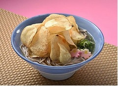 斬新な「ポテトチップスそば」、関西風のだしとカルビーポテチが合体。