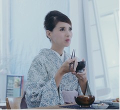 吉川ひなの&ldquo;艶やか&rdquo;着物姿で料理