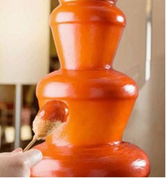 ケチャップのタワーフォンデュ、チョコレートのかわりに流れ出る。