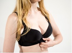 胸のサイズが自由自在のブラ、エアポンプで好みの大きさに調節OK。