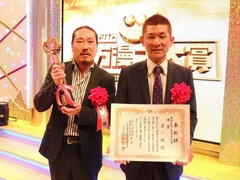 笑い飯「悪口ではない笑いを」、関西伝統の上方漫才大賞の大賞受賞。