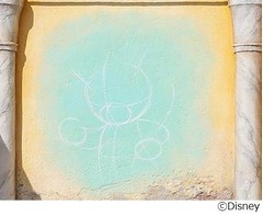 ダッフィーに新たなお友だち？ ディズニーシーの壁にアウトライン出現。