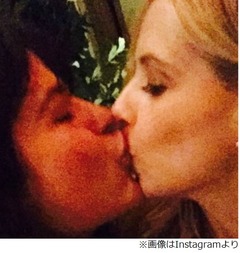 米女優が&ldquo;伝説のキス&rdquo;を再現、Instagramに写真投稿でファン歓喜。