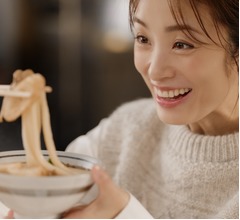 上戸彩、丸亀製麺の新企画「わがまち釜揚げうどん47」の新CM