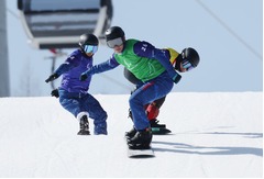 準決勝で滑走する小須田と小栗