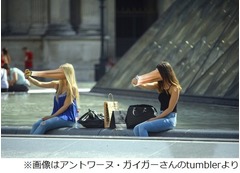 スマホに&ldquo;吸い込まれる&rdquo;人々、依存や中毒性を問いかける作品が話題に。