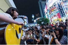 ノイタミナED新人が路上で歌う、渋谷TSUTAYA前に観客500人以上。
