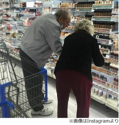 仲良く買物する老夫婦が話題、SNS投稿の写真に「甘くて優しい話」。