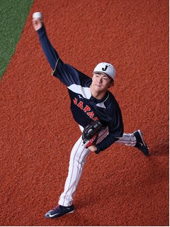 キャッチボールする山本　野球