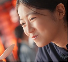 今田美桜、&ldquo;客に炒飯運ぶ途中で食べちゃう&rdquo;中華料理屋の店員役