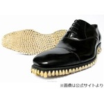 靴の底にびっしり1050本の歯、2本の金歯も眩しい&ldquo;頂点捕食者の靴&rdquo;。