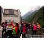 【写真】高速渋滞で踊り出す女性たち、集団でバスから降りて路上ダンス。