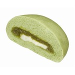 緑色の生地が特長の中華まん、30万食限定「抹茶豆乳入りクリームまん」。