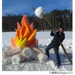 雪のキャンプファイヤーに絶賛、長い木の枝に刺した&ldquo;巨大マシュマロ&rdquo;も。
