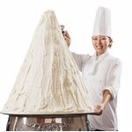 そびえ立つアイスのモンブラン、大阪新阪急ホテルが巨大デザート。