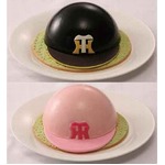 阪神の&ldquo;ヘルメット型&rdquo;ケーキ、ブラックとピンクの2012年バージョン。