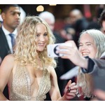 &ldquo;胸元パックリ&rdquo;ジェニファー・ローレンスが悩殺