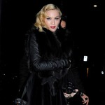 マドンナにアルマーニ&ldquo;反撃&rdquo;、ステージ落下ハプニング巡りバトル。