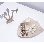 中世の槍や戦斧でチーズを&ldquo;攻撃&rdquo;