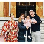 真っ赤な神職の装束まとった平祐奈、&ldquo;内山信二ファミリー&rdquo;の安産祈願