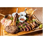 全12種＆重量1kgの&ldquo;肉盛り&rdquo;、牛・豚・鶏を一度に楽しむ迫力プレート。