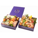 紫重箱のサンフレッチェおせち、広島の料亭「三瀧荘」が36種の料理。