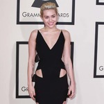 ポルノ映画祭にマイリーSM作品、ボンテージ姿でさまざまなポーズ。