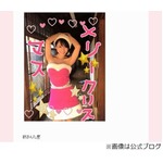 セクシーなミニスカの釈サンタ、大胆に肩を露出した衣装でニッコリ。