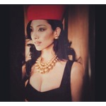 &ldquo;22年前のアンミカ&rdquo;胸元が開いたセクシーな黒のドレス姿