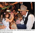 デップが新恋人＆子供と来日、成田空港でファン約1,200人が出迎え。