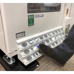 ダイドーが業界初&ldquo;足&rdquo;操作で購入「足操作自販機」