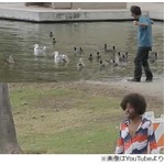 &ldquo;池の上を歩く男&rdquo;に驚く人々、遠目から眺めたり携帯で撮影したり。