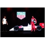 セナがホログラムでステージに、タグ・ホイヤーのイベントで&ldquo;復活&rdquo;。