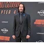 数々のアクション乗り越えてきたキアヌ・リーブス、「ラグマットにつまずいて」膝骨折