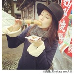 橋本マナミが太くて立派な棒状ものをパクッ、目を閉じ恍惚な表情で。