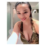 大人の色気たっぷり高橋メアリージュン、大胆な&ldquo;胸元ざっくり&rdquo;ワンピース姿