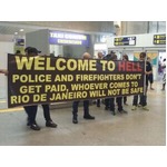リオ空港で「地獄へようこそ」、五輪目前に掲げられたメッセージ。